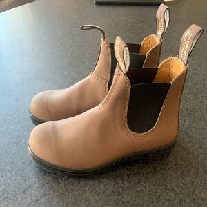Taupe Blundstone Boots
W 7.5 US